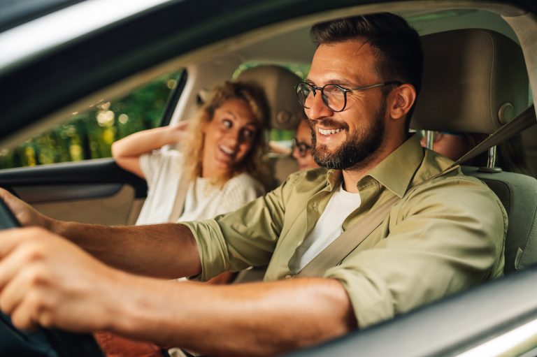 Famille en voiture qui part en vacances
